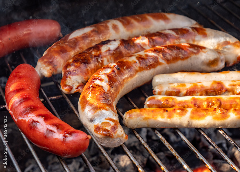 Grill mit Bratwurst im Garten Grill mit Bratwurst im Garten