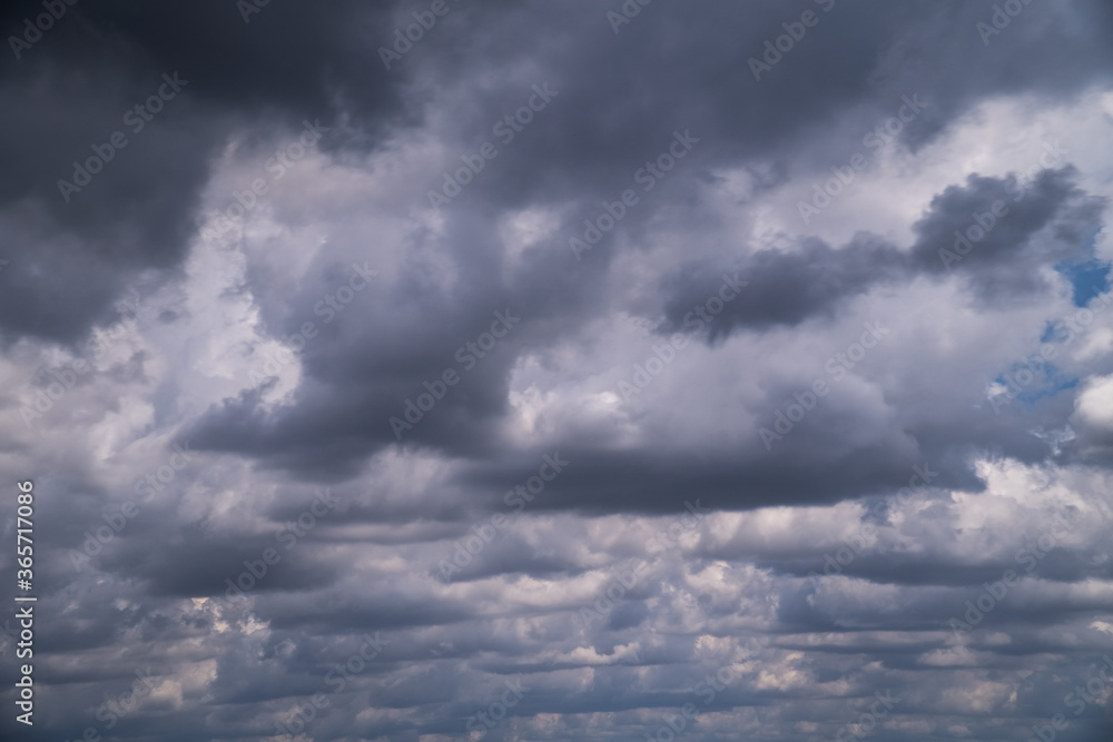 Dramatischer Himmel mit Gewitterwolken