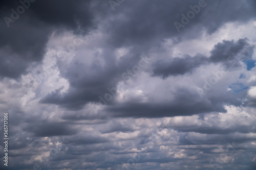 Dramatischer Himmel mit Gewitterwolken