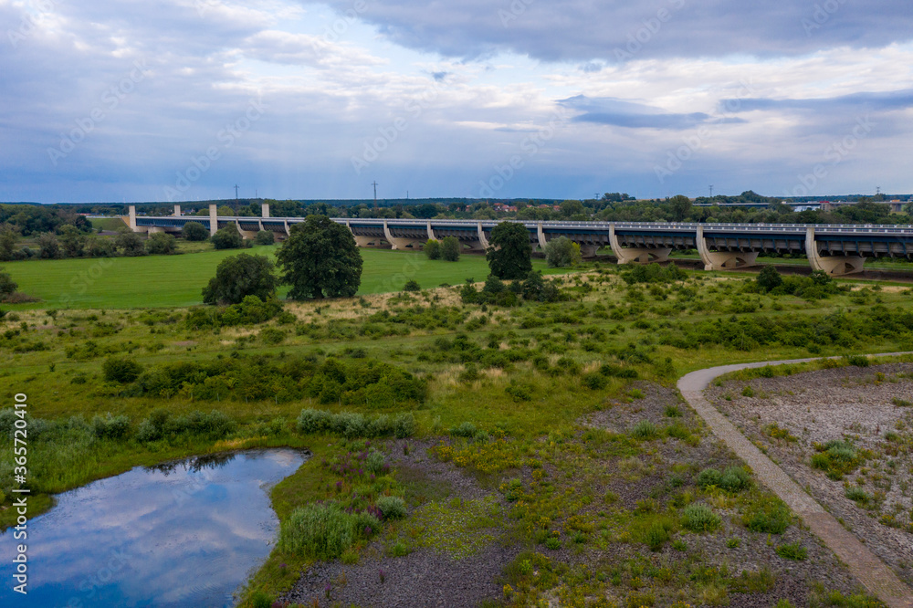 Deutschland, Sachsen-Anhalt, Magdeburg, Wasserstraßenkreuz, Mittellandkanal führt in einer Trogbrücke über die Elbe, mit 918 Meter die größte Kanalbrücke Europas.