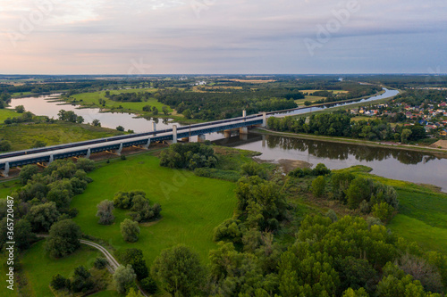 Deutschland, Sachsen-Anhalt, Magdeburg, Wasserstraßenkreuz, Mittellandkanal führt in einer Trogbrücke über die Elbe, mit 918 Meter die größte Kanalbrücke Europas.