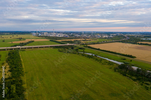 Deutschland, Sachsen-Anhalt, Magdeburg, Autobahnbrücke A2, Industriegebiet Rothensee.