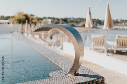 Vacances dans le Sud à la mer et à la piscine photo