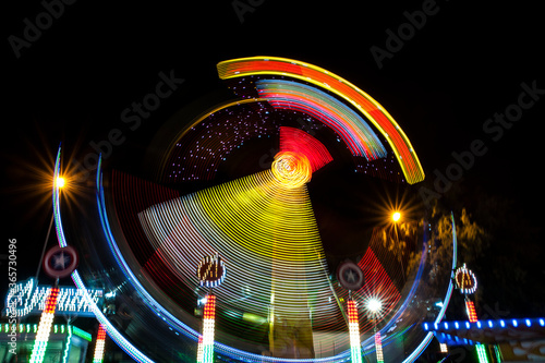 Luna park - luci - colori - divertimento - giostra