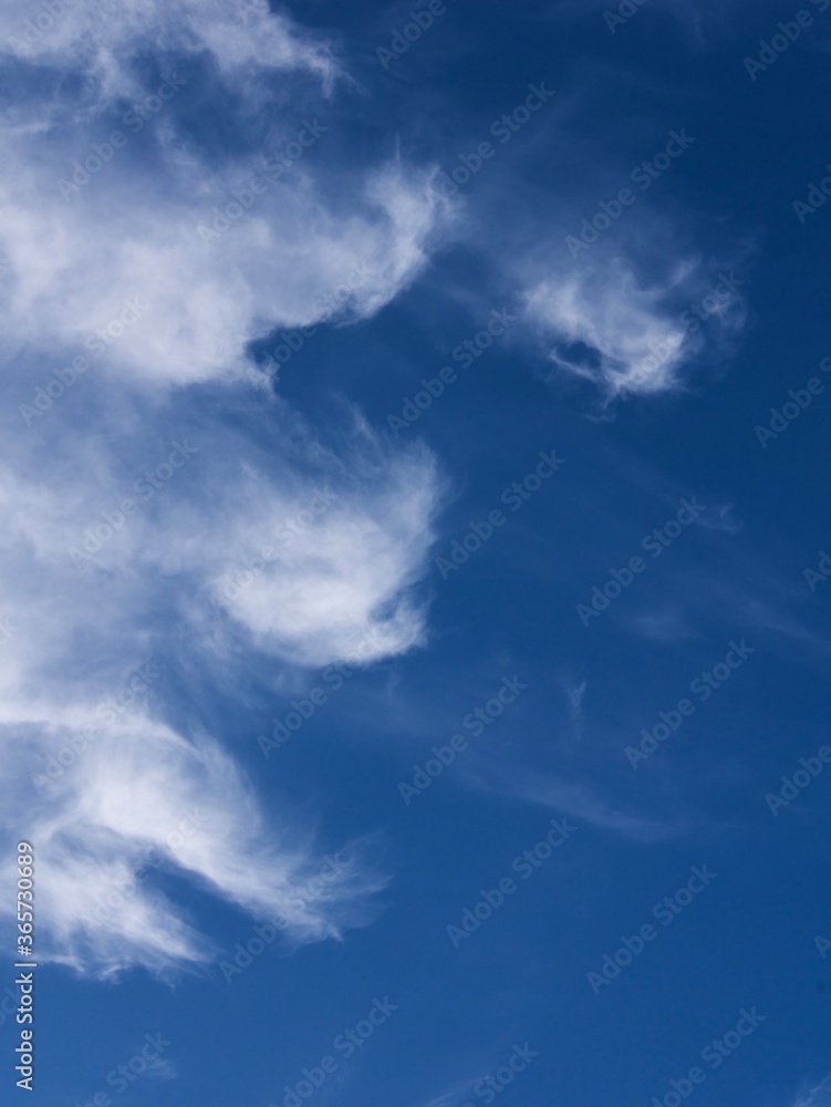 Chmury pierzaste kłębiaste cirrus blue Sky Chmury pierzaste kłębiaste cirrus blue Sky
