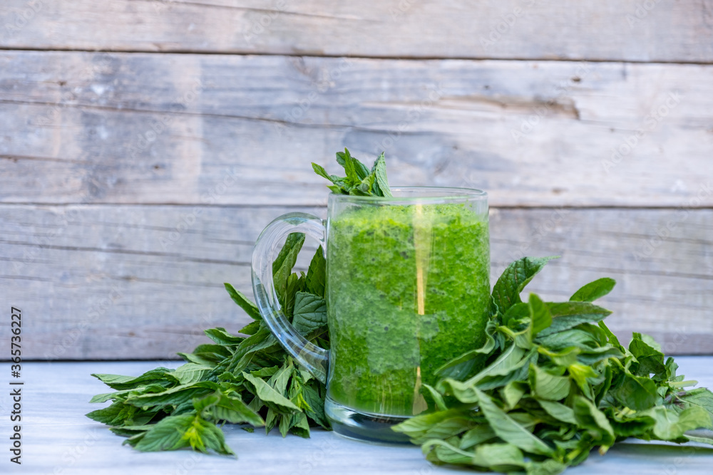Green smoothie surrounded by parsley and spinach Green smoothie surrounded by parsley and spinach