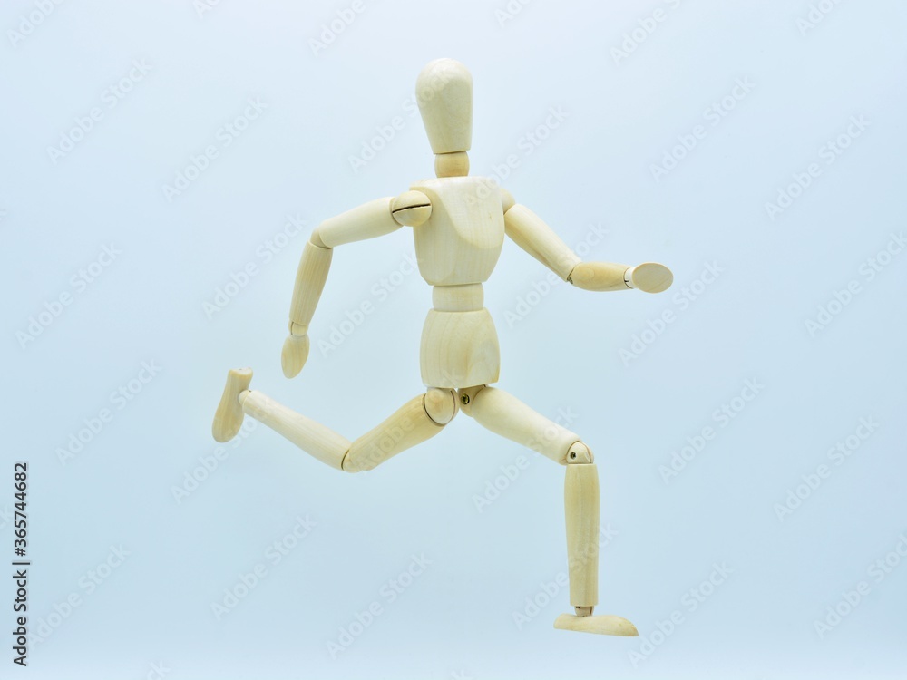 Maniquí articulado de madera corriendo , aislado Maniquí articulado de madera corriendo , aislado