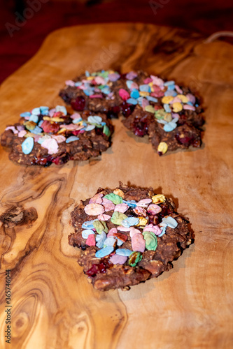 Haferflocken Brownie Kekse, mit Früchten und bunten Flakes