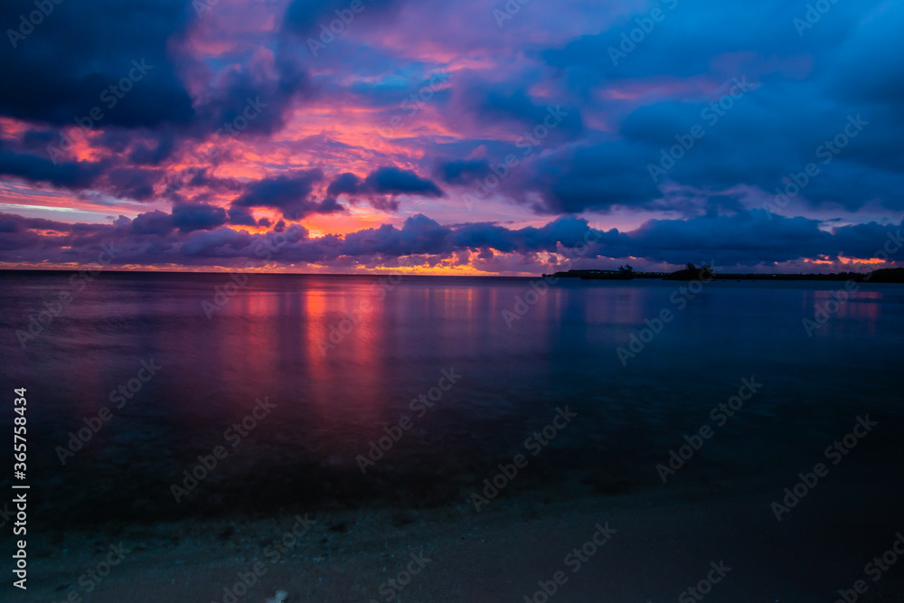 Fototapeta premium Beautiful sunset over ocean water