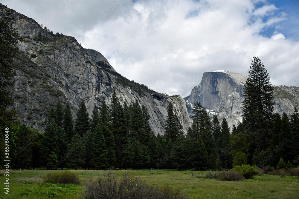 Obraz premium ヨセミテ ハーフドーム、ヨセミテ国立公園、カリフォルニア州 アメリカ合衆国