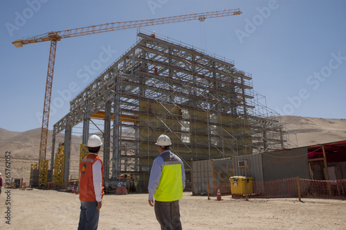 Galpon metalico construccion trabajadores  postes  de electricidad galvanizado estructura metalica industria mineria