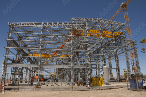 Galpon metalico construccion trabajadores  postes  de electricidad galvanizado estructura metalica industria mineria