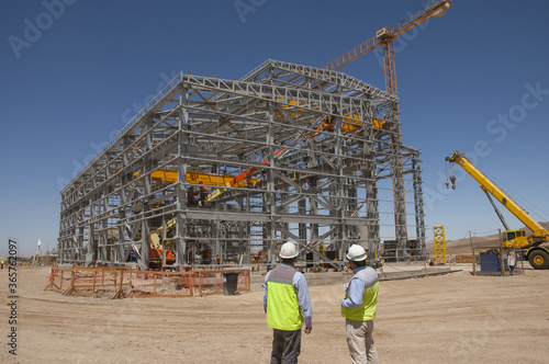 Galpon metalico construccion trabajadores  postes  de electricidad galvanizado estructura metalica industria mineria