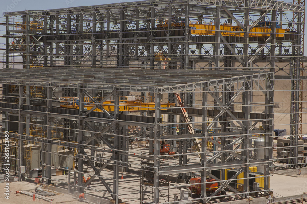 Galpon metalico construccion trabajadores  postes  de electricidad galvanizado estructura metalica industria mineria