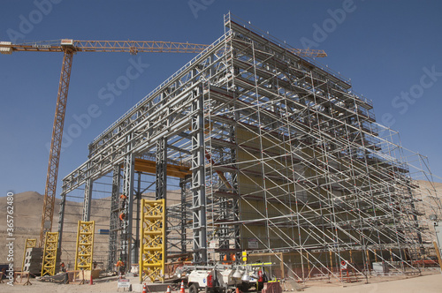 Galpon metalico construccion trabajadores  postes  de electricidad galvanizado estructura metalica industria mineria