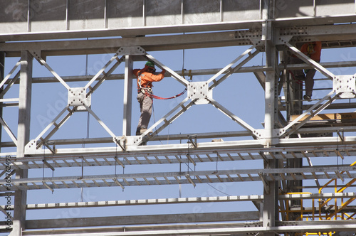 Galpon metalico construccion trabajadores  postes  de electricidad galvanizado estructura metalica industria mineria