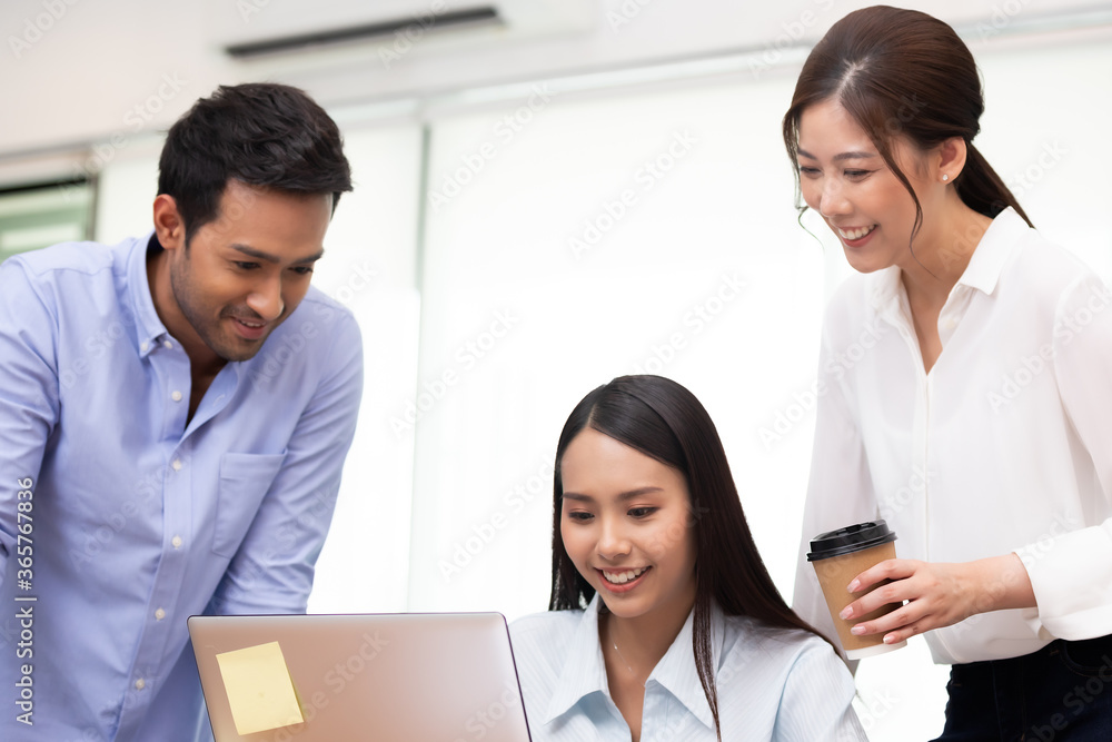 Obraz premium Asian business man and women meeting and talk about job in office.
