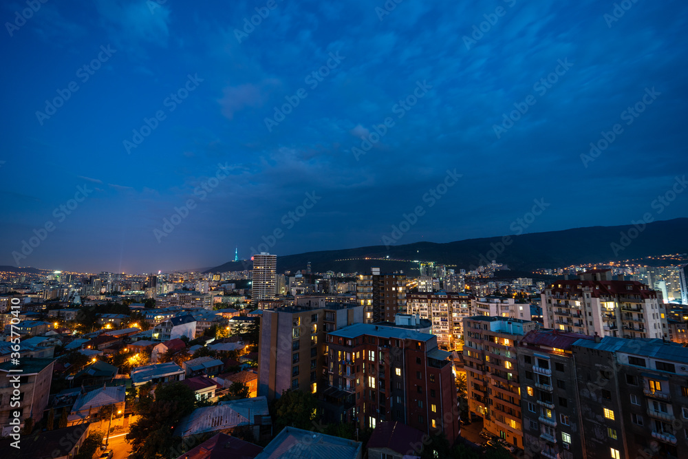 Obraz premium Night sky with stars over Tbilisi's downtown