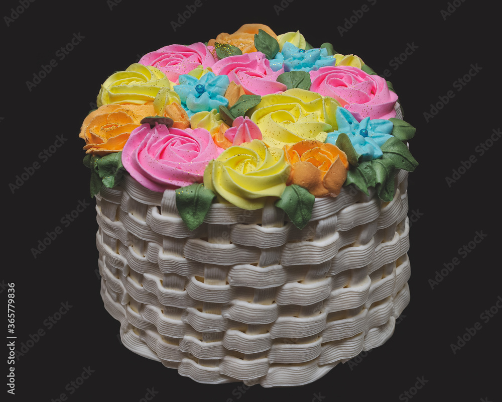 Hermoso pastel en forma de canasta con flores. foto de Stock | Adobe Stock