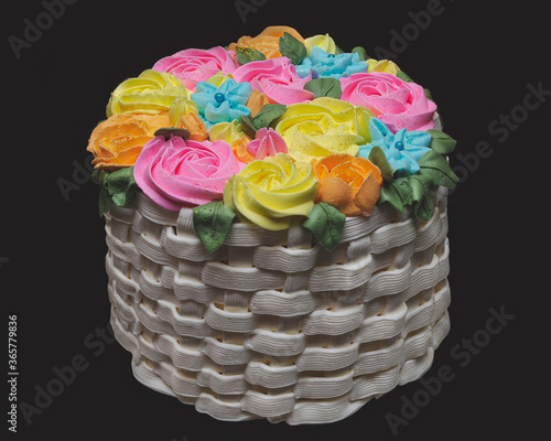 Hermoso pastel en forma de canasta con flores.