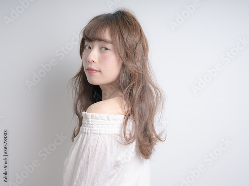 春 夏 ロングヘア ウェーブヘア 女性