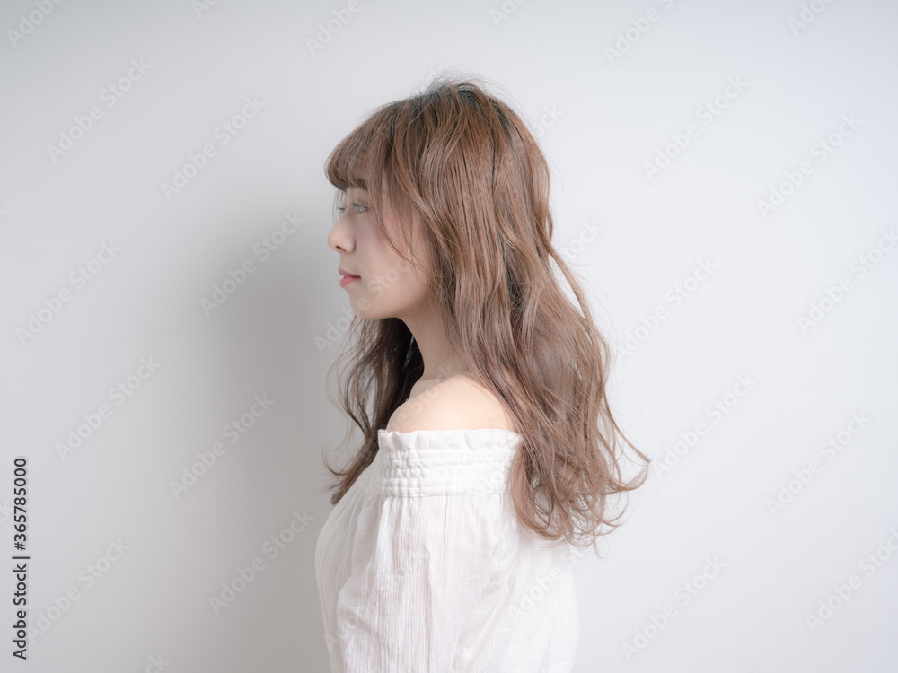 春 夏 ロングヘア ウェーブヘア 女性 横顔 春 夏 ロングヘア ウェーブヘア 女性 横顔