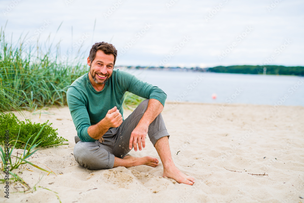 Lässiger Typ am Strand
