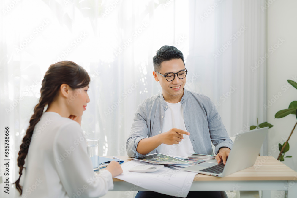 Fototapeta premium Engineers discussing on project in office