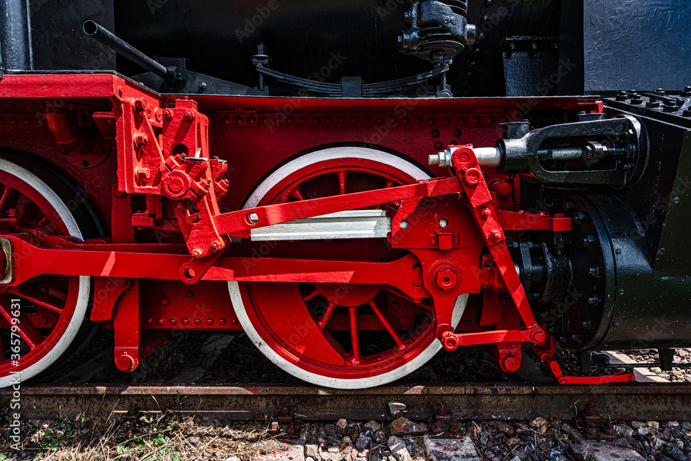 Rote Speichenräder einer Lokomotive