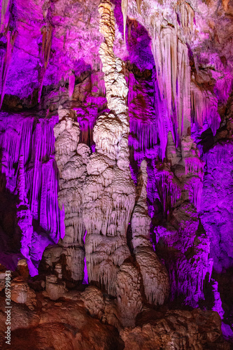 Formation géante de stalagmites