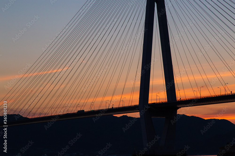 Fototapeta premium しまなみ海道のマジックアワー 広島県尾道市 多々羅大橋