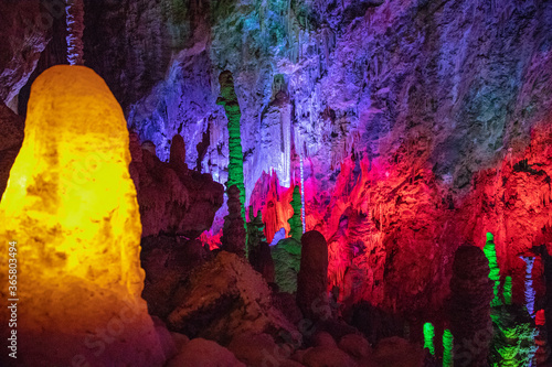 Vue intérieur d'une grotte de stalagmites