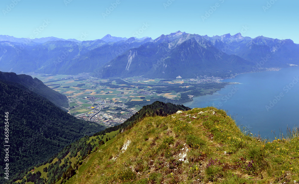 Vue aérienne de l'extrémité est du lac Léman, depuis les  rochers de Naye, en Suisse.