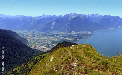 Vue aérienne de l'extrémité est du lac Léman, depuis les rochers de Naye, en Suisse.