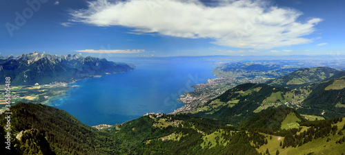 Fotografia Vue aérienne du lac Léman depuis les rochers de Naye en Suisse.