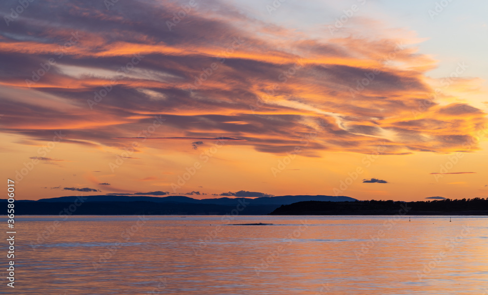 Widok na Oslofjord z plaży w okolicy miejscowości Larkollen w Norwegii