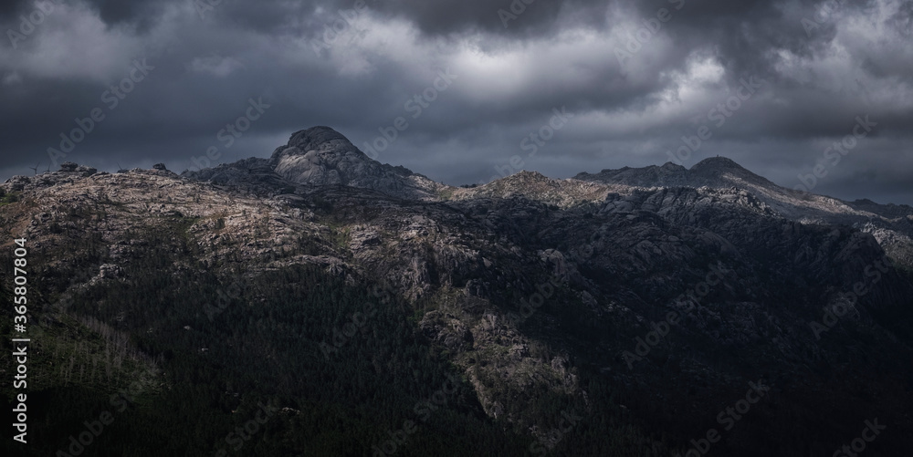 panorâmica de montanha com céu dramático em dia chuvoso