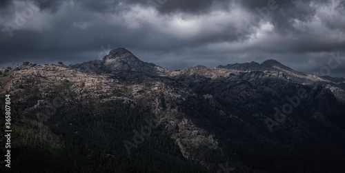 panorâmica de montanha com céu dramático em dia chuvoso © Romano Alves