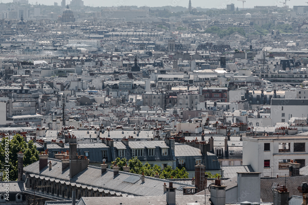 Les toits de Paris en pleins mois d'août