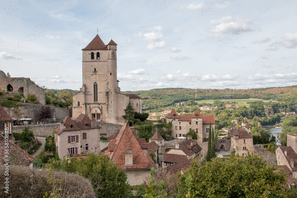 Saint Cirq Lapopie dans la vallée du lot classé parmi les plus beaux villages de France