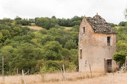 ancienne batisse dans un petit village du lot photo