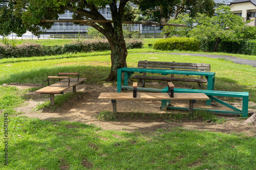 公園にあるベンチとテーブル