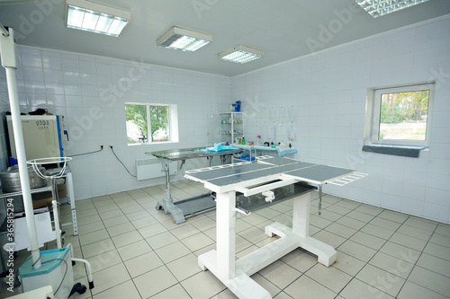 Med table  lamps and other medical equipment set at the veterinary office