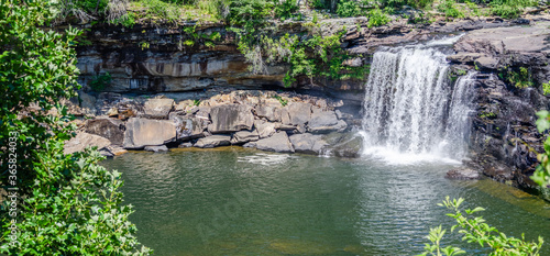 фотографія water flowing over Little River Falls in Little River Canyon National Preserve,