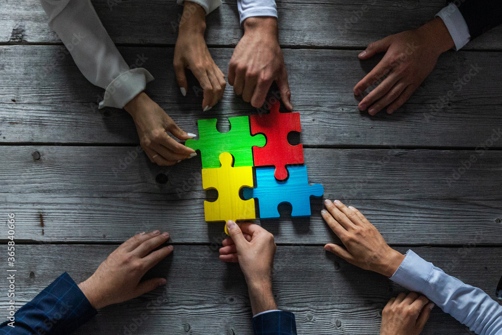 Obraz premium Business people and puzzle pieces