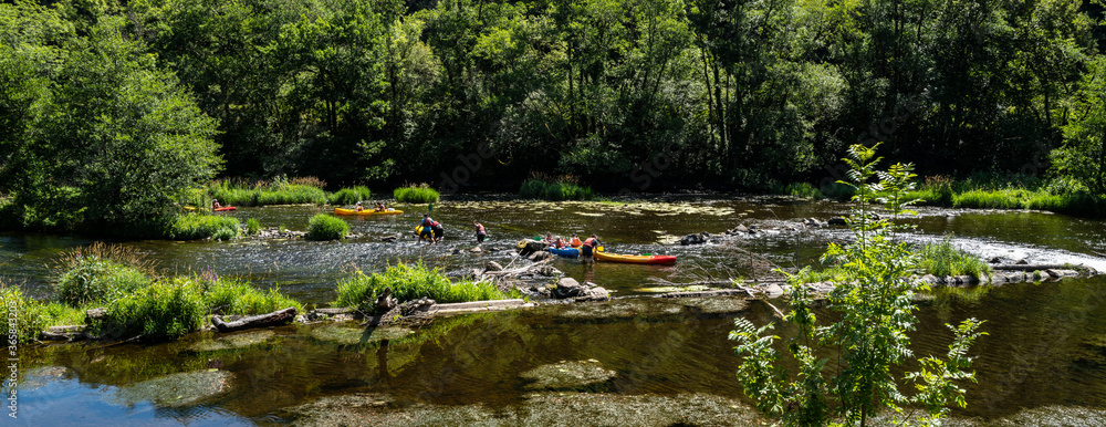 Fototapeta premium descente de la rivière Sioule en canoe