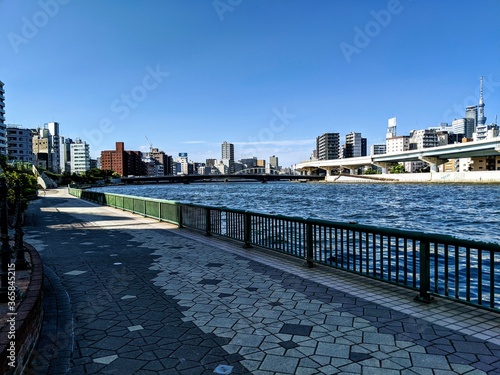 Wallpaper Mural 両国橋周辺で撮られた隅田川沿いの都市風景 Torontodigital.ca