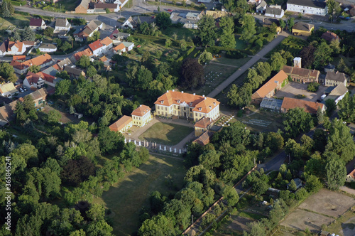 Blick aus den Heißluftballon auf Schloss Mosigkau, Dessau-Roßlau, Sachsen-Anhalt, Deutschland 2020 photo