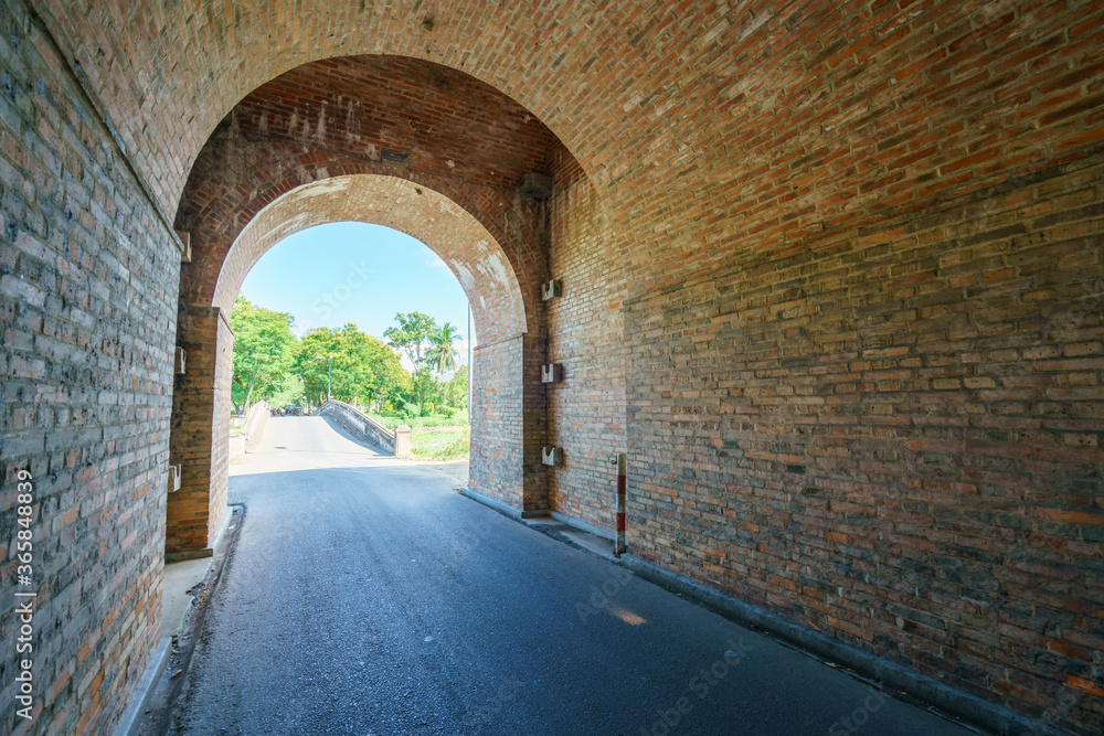 Obraz premium The entrance under Quang Duc gate to Hue Imperial City (the Citadel) in Hue city, Vietnam
