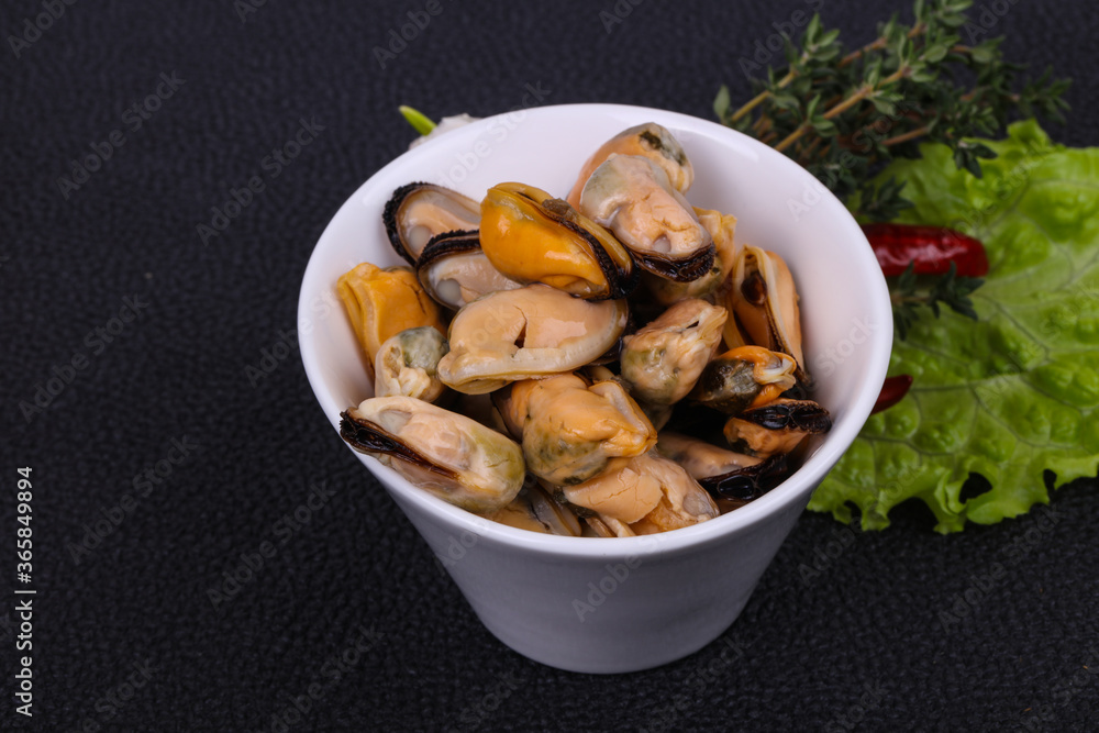Pickled mussels in the bowl served pepper, garlic and salad Pickled mussels in the bowl served pepper, garlic and salad